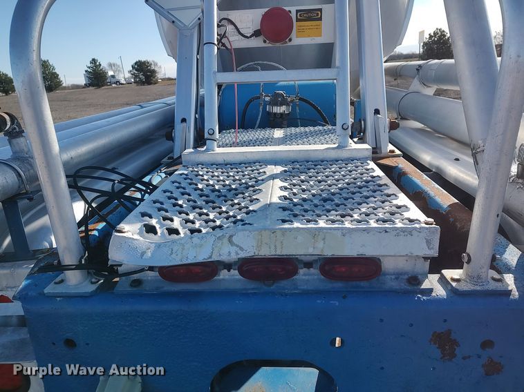 image for item JW9256 1995 Heil  pneumatic dry bulk trailer