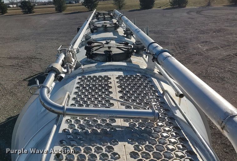 image for item JW9256 1995 Heil  pneumatic dry bulk trailer