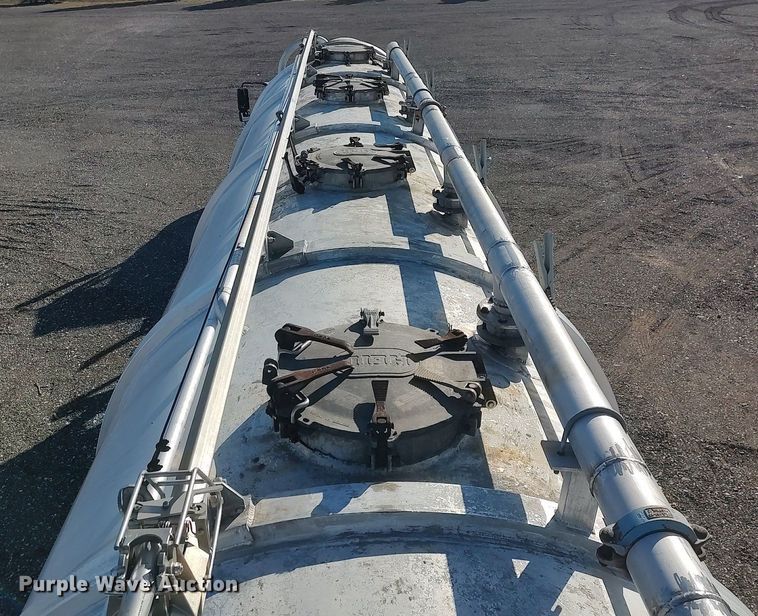 image for item JW9256 1995 Heil  pneumatic dry bulk trailer