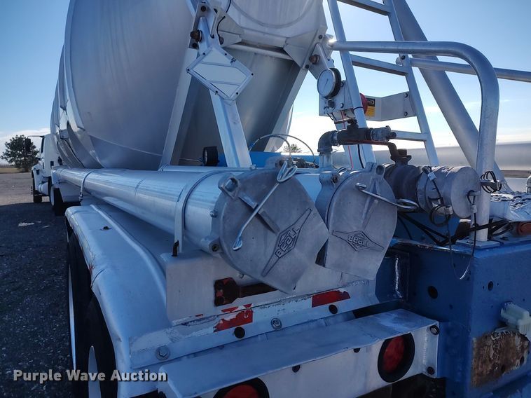 image for item JW9256 1995 Heil  pneumatic dry bulk trailer