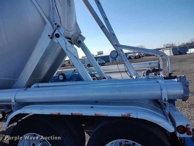 image for item JW9256 1995 Heil  pneumatic dry bulk trailer