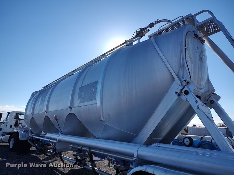 image for item JW9256 1995 Heil  pneumatic dry bulk trailer