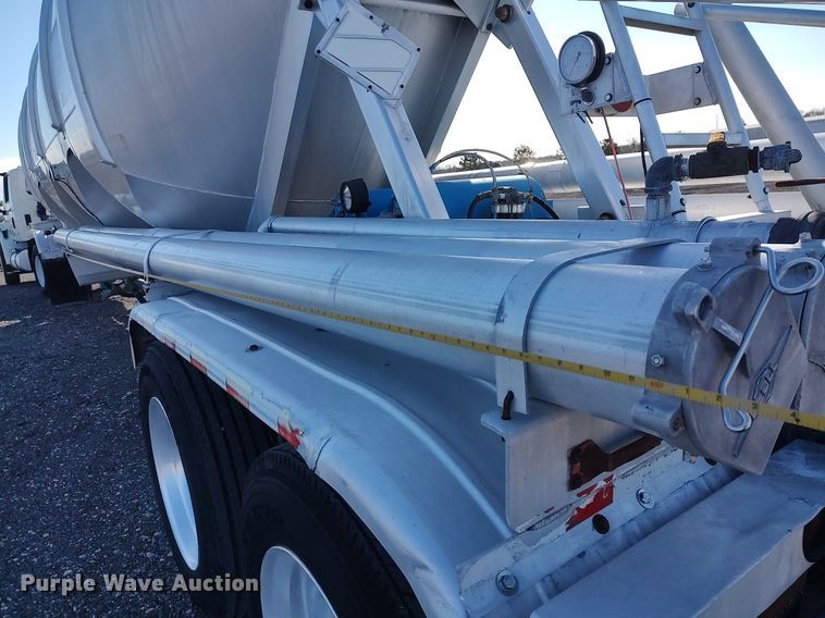 image for item JW9256 1995 Heil  pneumatic dry bulk trailer