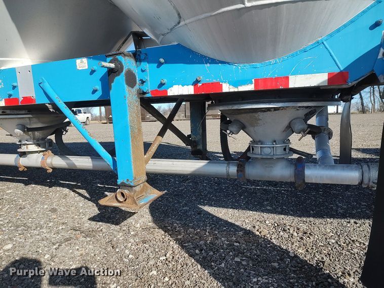 image for item JW9256 1995 Heil  pneumatic dry bulk trailer