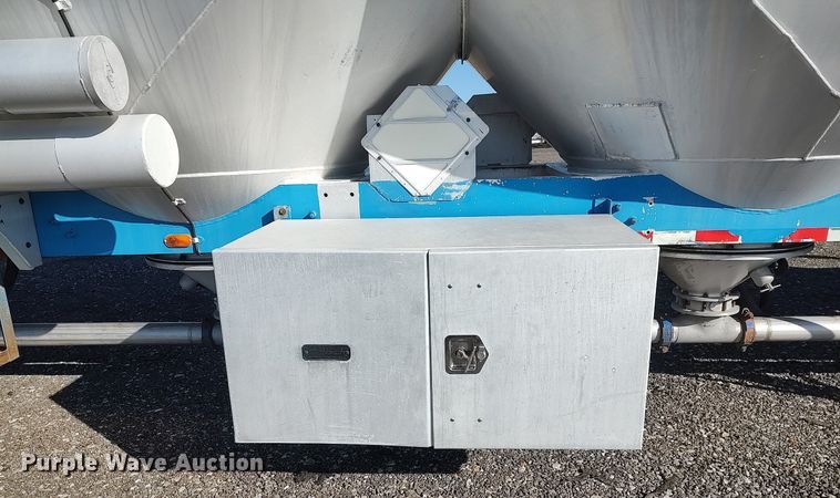 image for item JW9256 1995 Heil  pneumatic dry bulk trailer