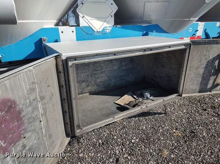 image for item JW9256 1995 Heil  pneumatic dry bulk trailer