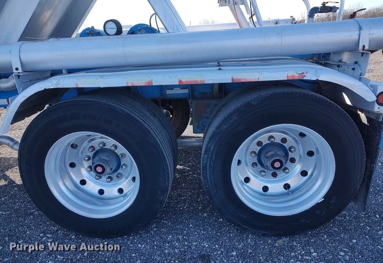 image for item JW9256 1995 Heil  pneumatic dry bulk trailer