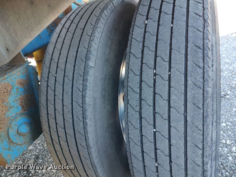 image for item JW9256 1995 Heil  pneumatic dry bulk trailer