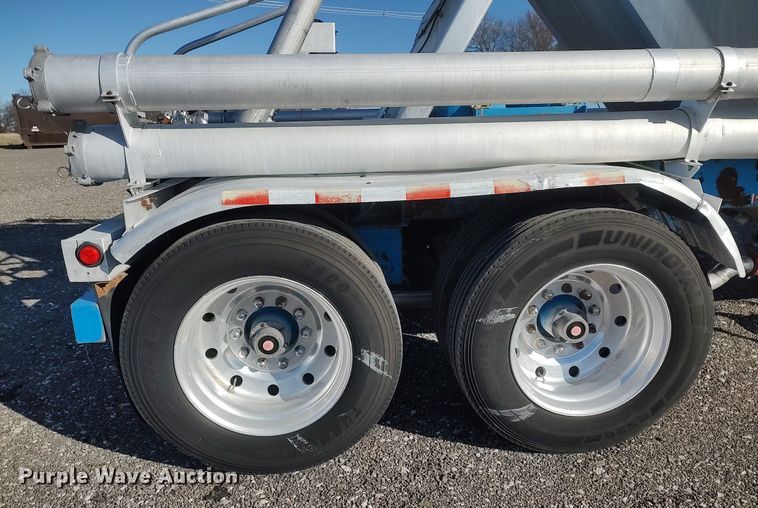 image for item JW9256 1995 Heil  pneumatic dry bulk trailer