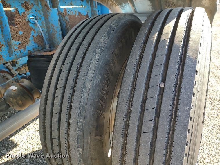 image for item JW9256 1995 Heil  pneumatic dry bulk trailer