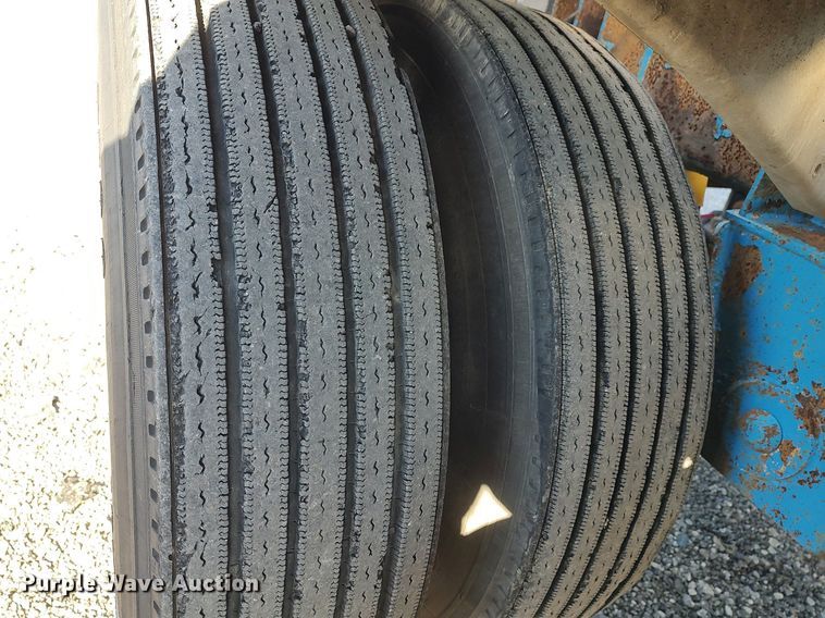 image for item JW9256 1995 Heil  pneumatic dry bulk trailer