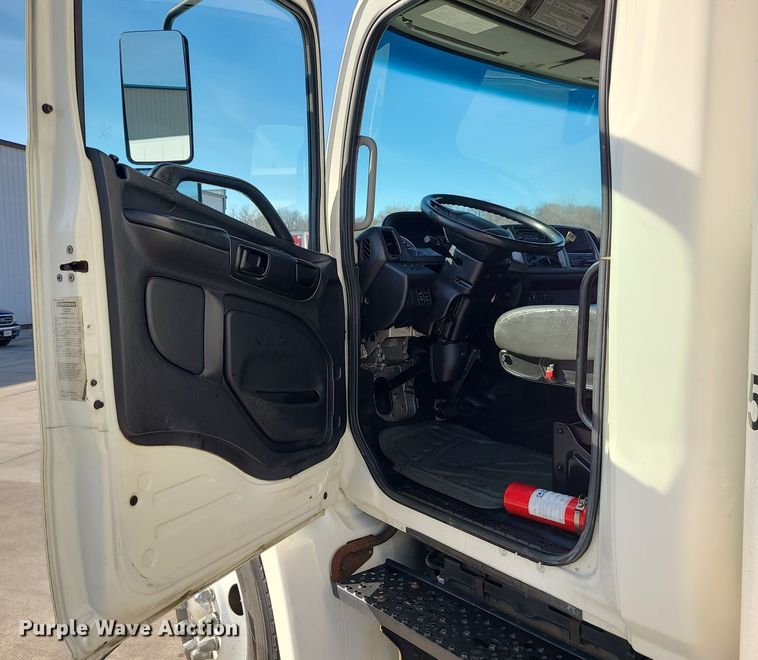 image for item JW9750 2013 Hino 268  box truck