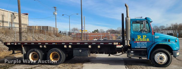 image for item JW9821 2004 Freightliner Business Class M2  flatbed truck