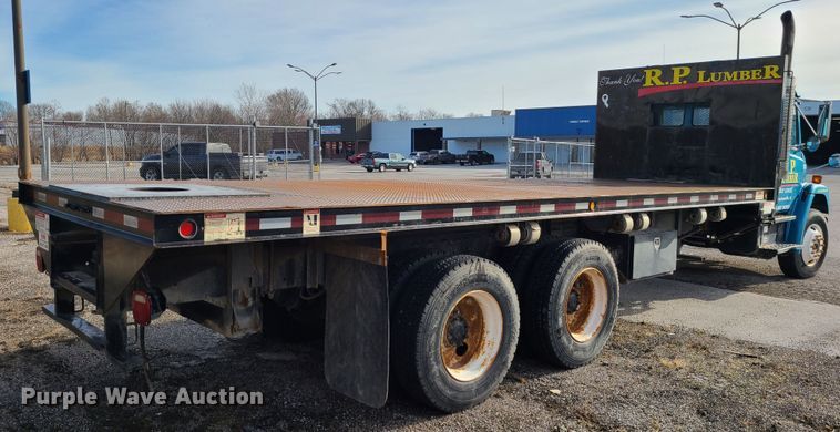 image for item JW9821 2004 Freightliner Business Class M2  flatbed truck