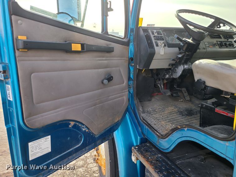 image for item JW9821 2004 Freightliner Business Class M2  flatbed truck