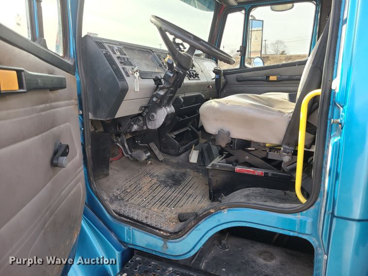 image for item JW9821 2004 Freightliner Business Class M2  flatbed truck