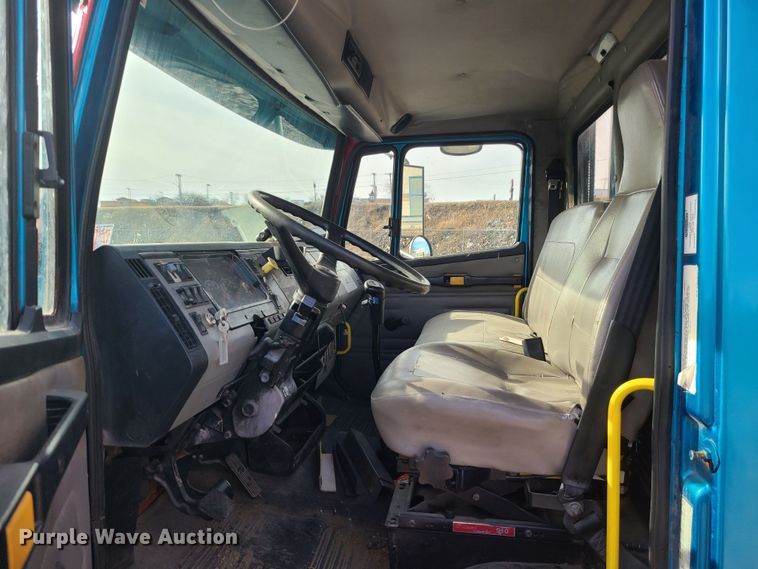 image for item JW9821 2004 Freightliner Business Class M2  flatbed truck