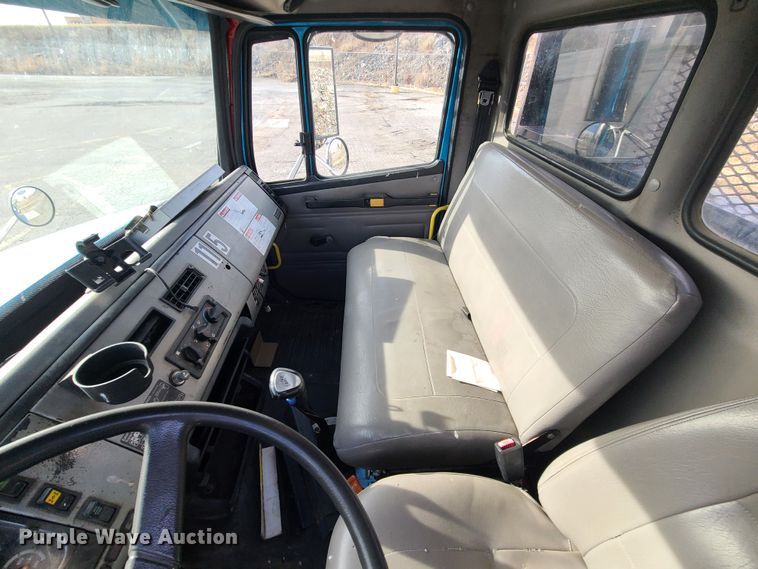 image for item JW9821 2004 Freightliner Business Class M2  flatbed truck