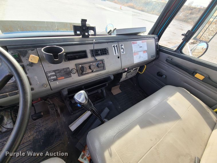 image for item JW9821 2004 Freightliner Business Class M2  flatbed truck