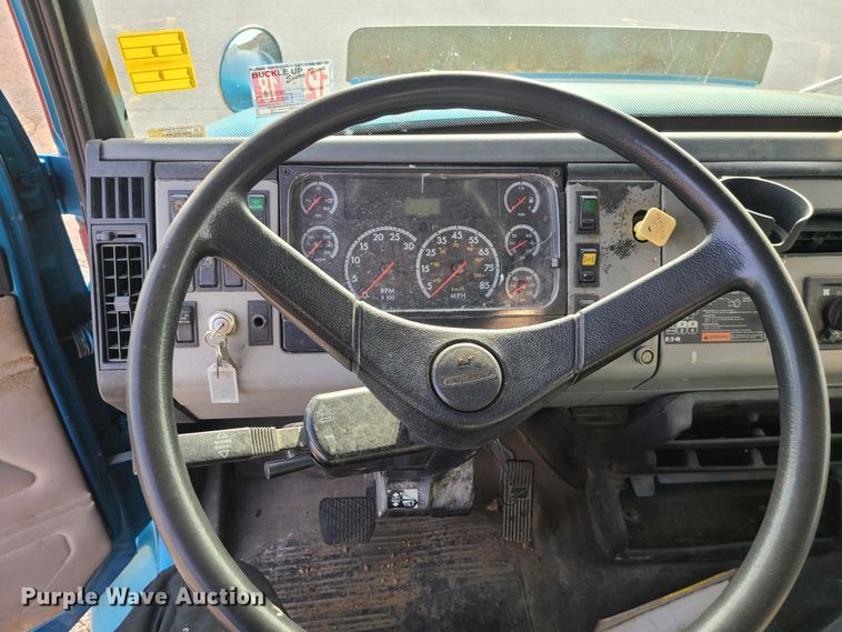 image for item JW9821 2004 Freightliner Business Class M2  flatbed truck