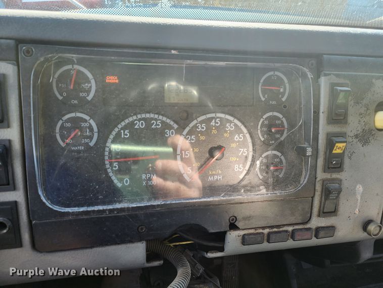 image for item JW9821 2004 Freightliner Business Class M2  flatbed truck