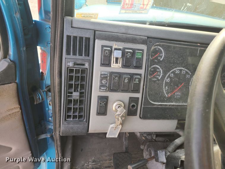 image for item JW9821 2004 Freightliner Business Class M2  flatbed truck