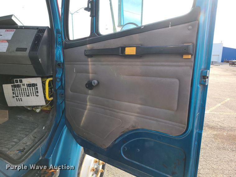 image for item JW9821 2004 Freightliner Business Class M2  flatbed truck