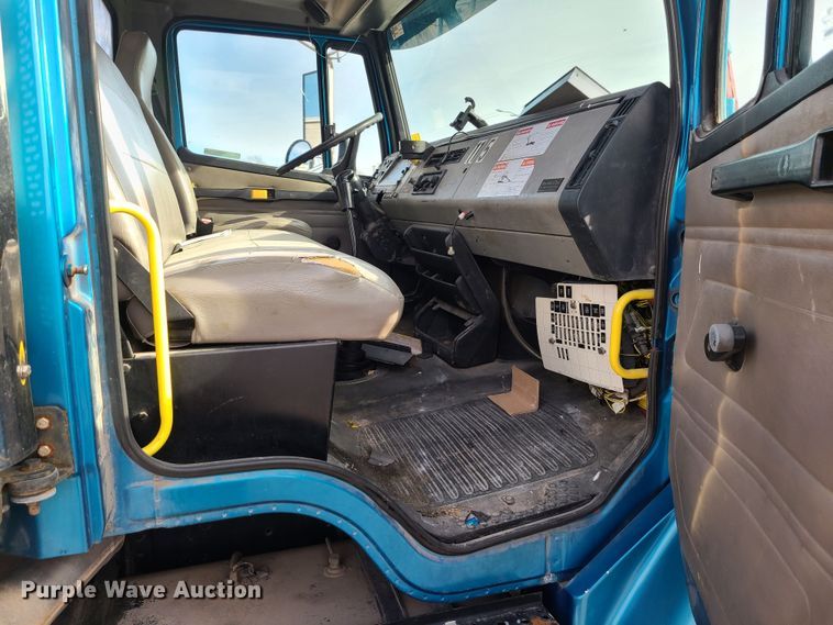 image for item JW9821 2004 Freightliner Business Class M2  flatbed truck