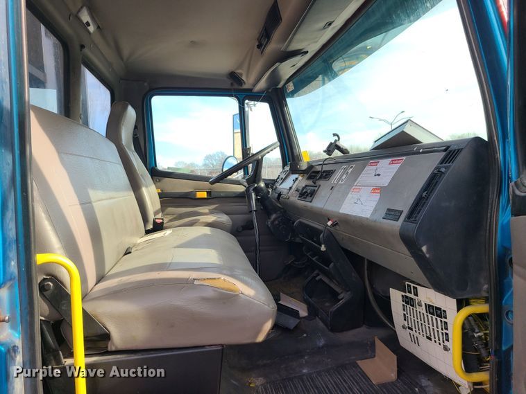 image for item JW9821 2004 Freightliner Business Class M2  flatbed truck