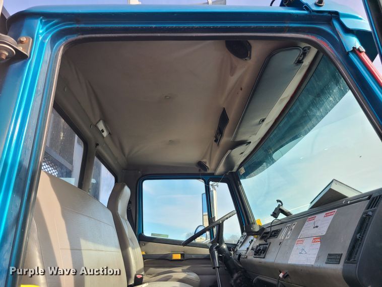 image for item JW9821 2004 Freightliner Business Class M2  flatbed truck