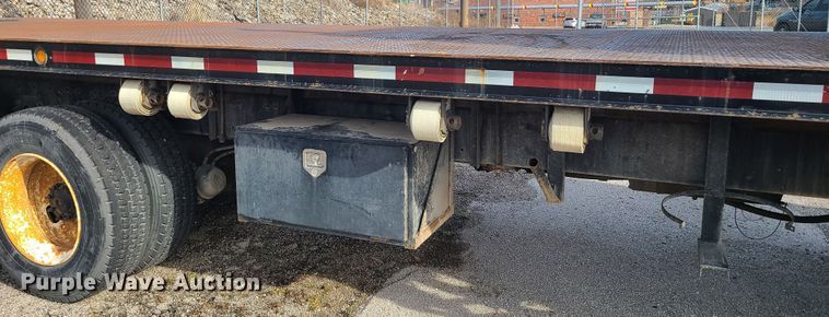 image for item JW9821 2004 Freightliner Business Class M2  flatbed truck