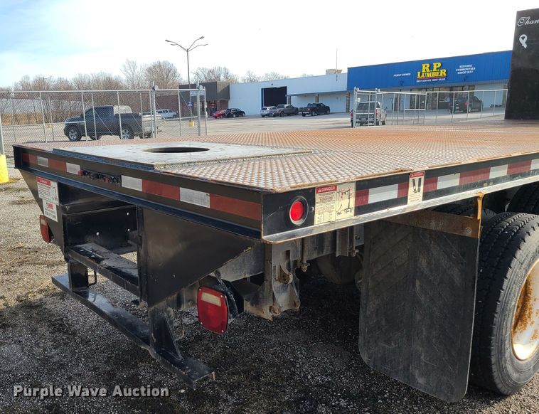 image for item JW9821 2004 Freightliner Business Class M2  flatbed truck