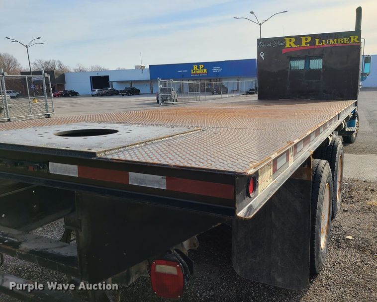 image for item JW9821 2004 Freightliner Business Class M2  flatbed truck