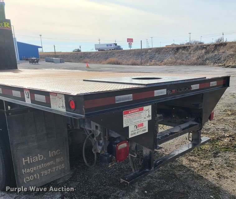 image for item JW9821 2004 Freightliner Business Class M2  flatbed truck