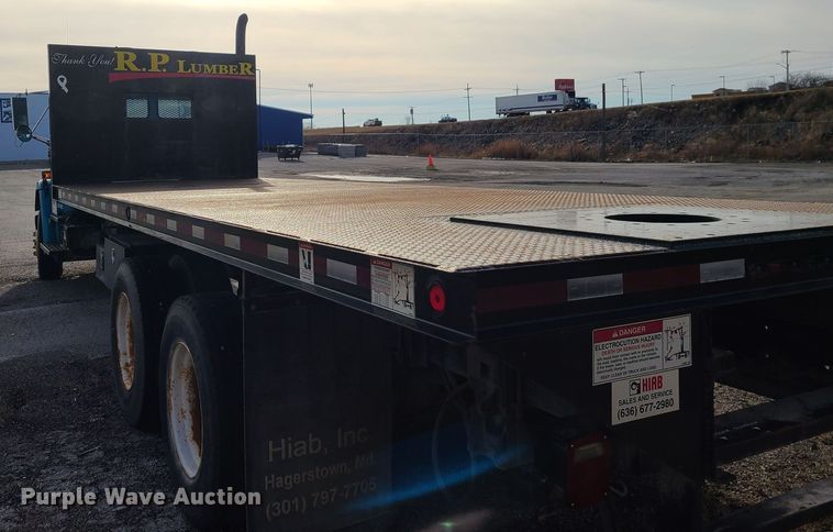 image for item JW9821 2004 Freightliner Business Class M2  flatbed truck