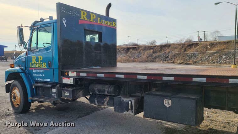 image for item JW9821 2004 Freightliner Business Class M2  flatbed truck