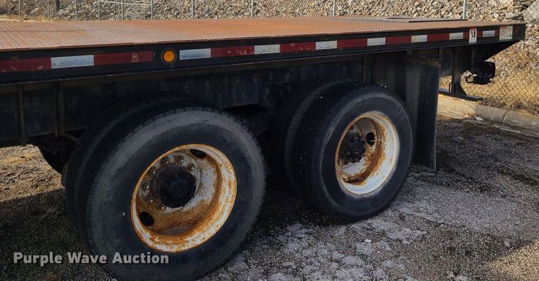 image for item JW9821 2004 Freightliner Business Class M2  flatbed truck