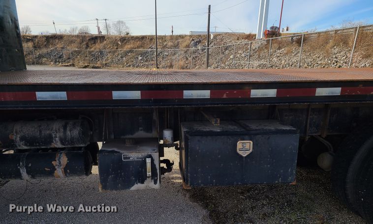 image for item JW9821 2004 Freightliner Business Class M2  flatbed truck