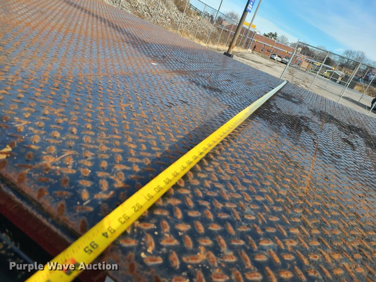 image for item JW9821 2004 Freightliner Business Class M2  flatbed truck