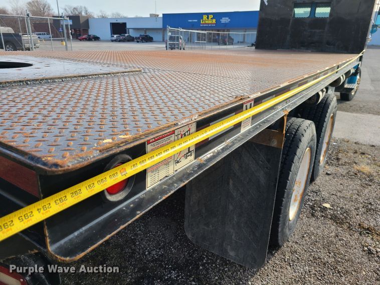 image for item JW9821 2004 Freightliner Business Class M2  flatbed truck