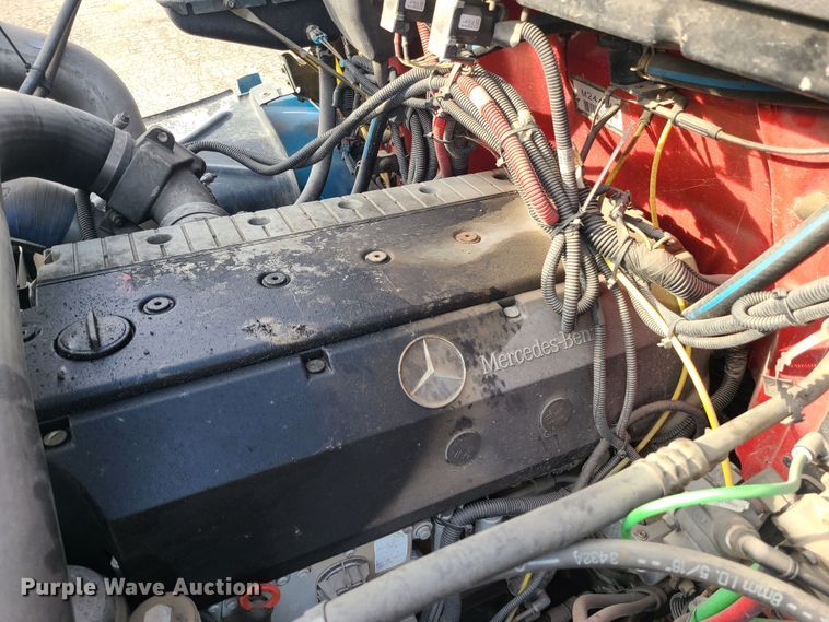 image for item JW9821 2004 Freightliner Business Class M2  flatbed truck