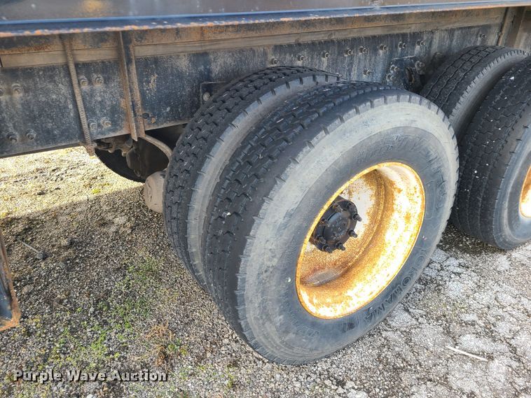 image for item JW9821 2004 Freightliner Business Class M2  flatbed truck