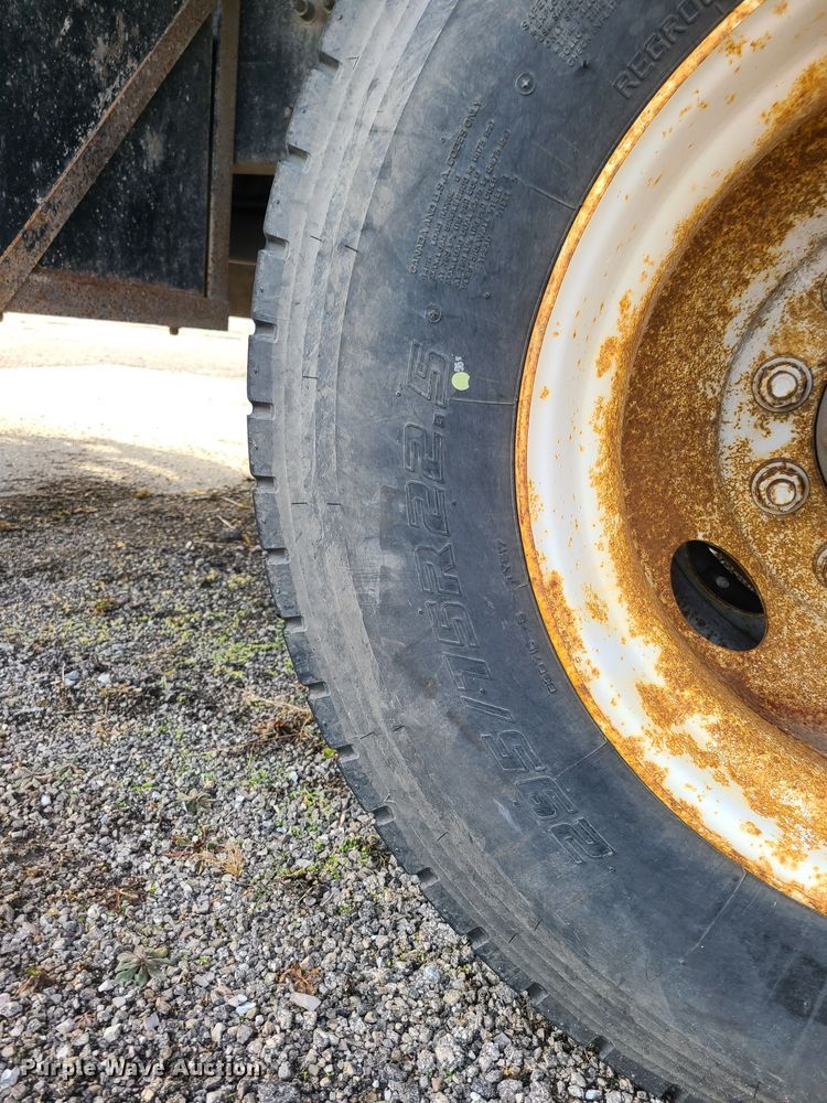 image for item JW9821 2004 Freightliner Business Class M2  flatbed truck