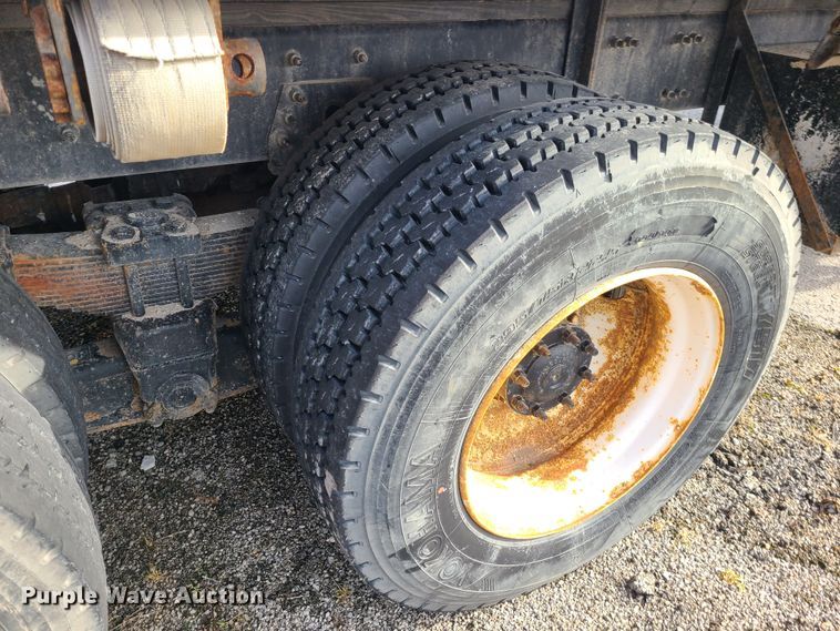 image for item JW9821 2004 Freightliner Business Class M2  flatbed truck