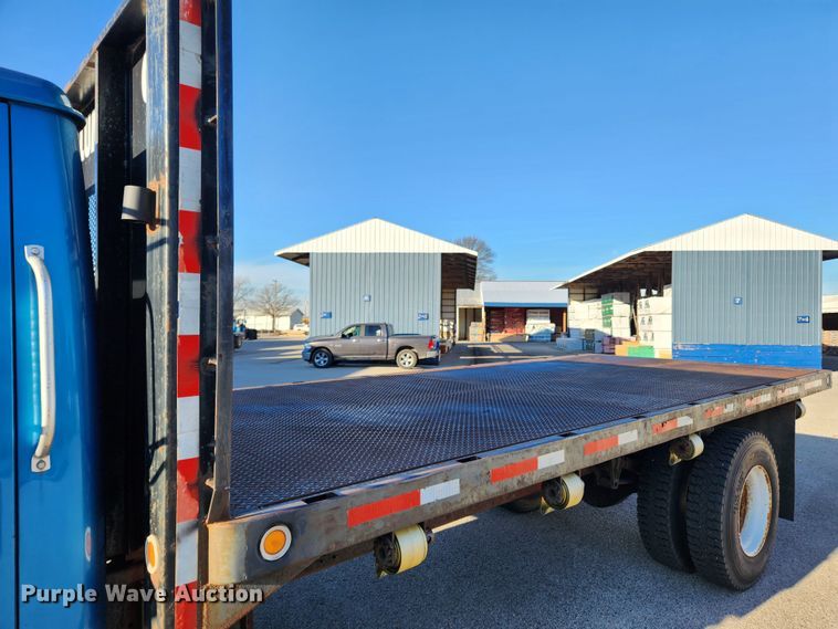 image for item KT9480 1998 International 4700  dump flatbed truck