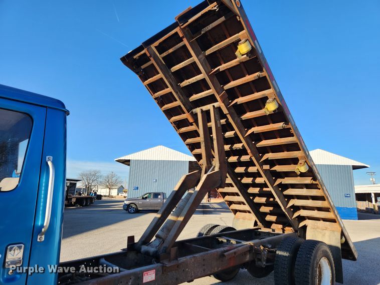 image for item KT9480 1998 International 4700  dump flatbed truck