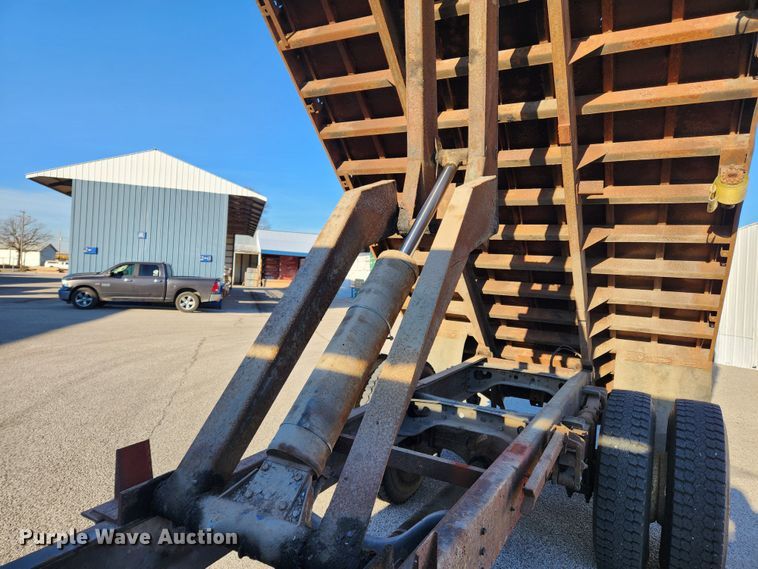 image for item KT9480 1998 International 4700  dump flatbed truck