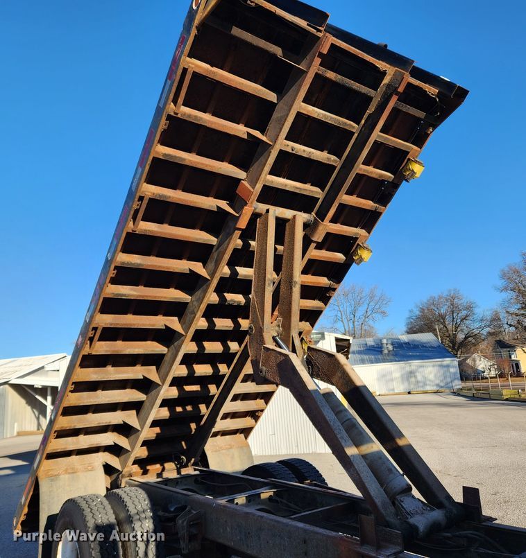 image for item KT9480 1998 International 4700  dump flatbed truck