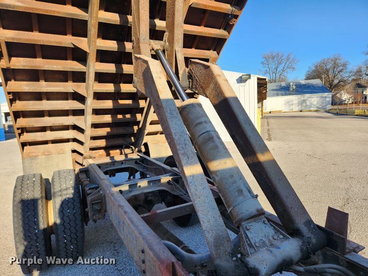 image for item KT9480 1998 International 4700  dump flatbed truck