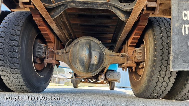 image for item KT9480 1998 International 4700  dump flatbed truck